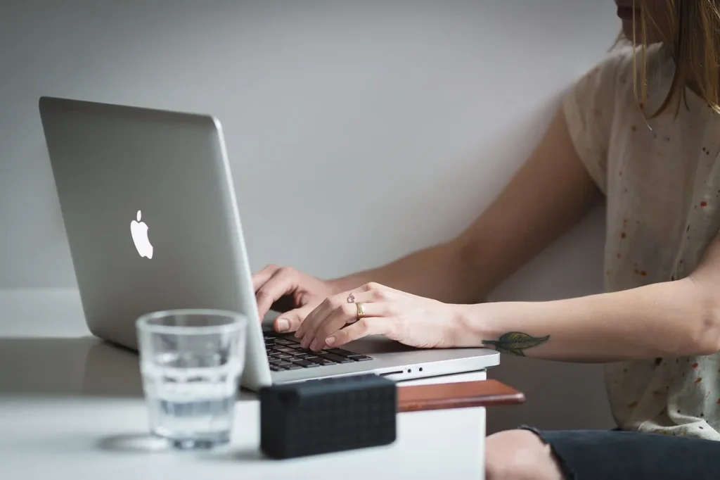 internet-chicks-engaged-online